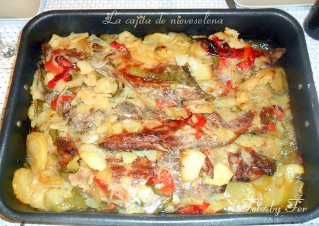 Costillas asadas con papas panaderas