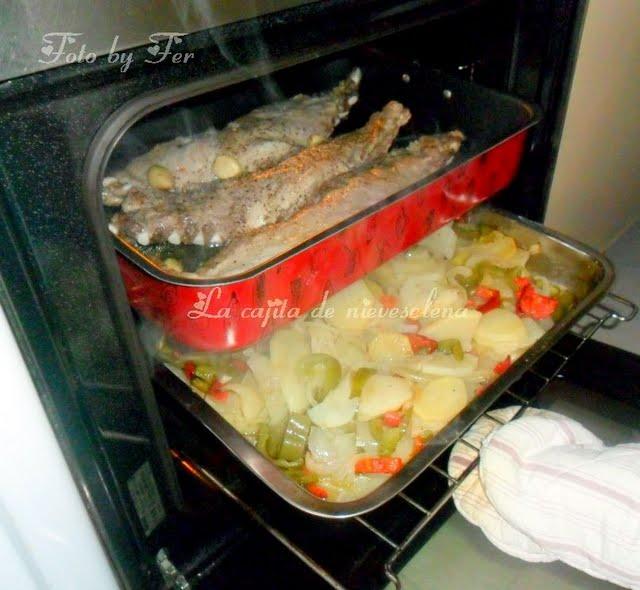 Costillas asadas con papas panaderas