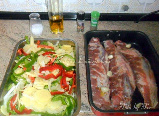 Costillas asadas con papas panaderas