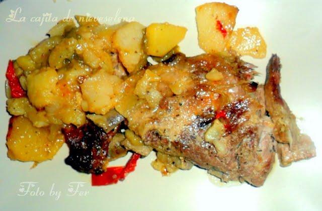 Costillas asadas con papas panaderas