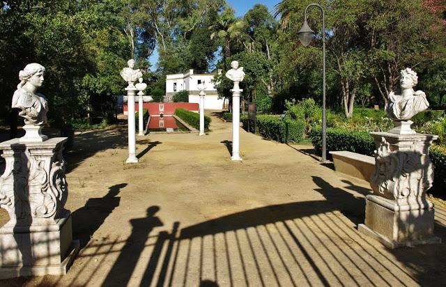 El estanque de los Jardines de las Delicias (3): los bustos romanos.