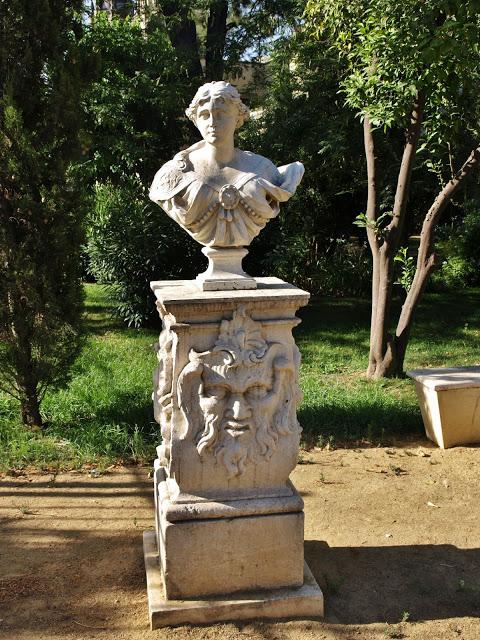 El estanque de los Jardines de las Delicias (3): los bustos romanos.