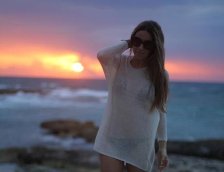 Mónica Sors bikini y jersey calado blanco blog México