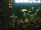 Vocalista electrocuta pleno concierto (VIDEO)