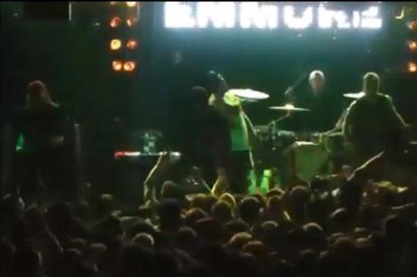 Vocalista se electrocuta en pleno concierto (VIDEO)