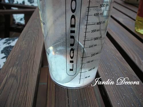 vaso-con-la-mezcla-de-azúcar-agua-vinagre-y-lejía
