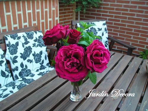 ramo-de-rosas-rojas-en-un-jarrón