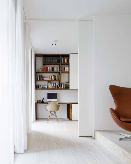 suelos de madera dinesen sofás piero lissoni sillón Swan de Arne Jacobsen mesa Tulip de Eero Saarinen lámpara Artichoke de Poul Henningsen diseño de interiores decoración nórdica escandinava decoración muebles de diseño decoración minimalista blog decoración nordica escandinava 