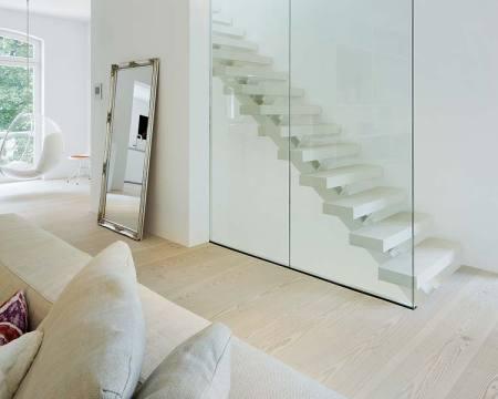 suelos de madera dinesen sofás piero lissoni sillón Swan de Arne Jacobsen mesa Tulip de Eero Saarinen lámpara Artichoke de Poul Henningsen diseño de interiores decoración nórdica escandinava decoración muebles de diseño decoración minimalista blog decoración nordica escandinava 