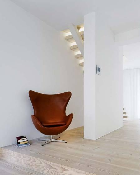 suelos de madera dinesen sofás piero lissoni sillón Swan de Arne Jacobsen mesa Tulip de Eero Saarinen lámpara Artichoke de Poul Henningsen diseño de interiores decoración nórdica escandinava decoración muebles de diseño decoración minimalista blog decoración nordica escandinava 