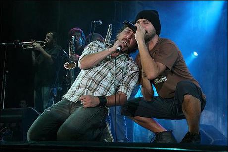 La Vela Puerca es ese tipo de grupo sin complejos musicales donde todo cabe y encaja a la perfección.