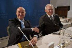Wolfgang Schäuble (dcha), con el ministro de Economía español, Luis de Guindos, el pasado 29 de abril en Loja (Granada).