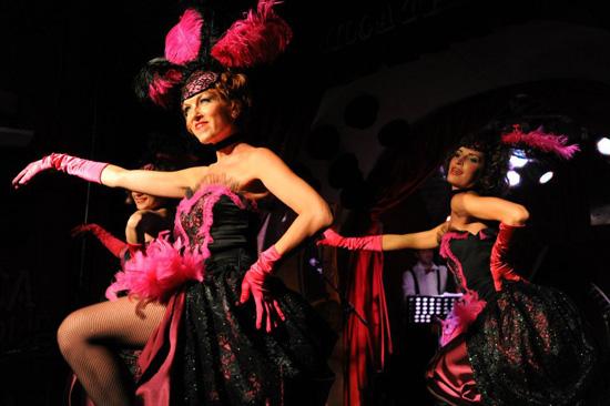 Espectáculo de burlesque en el Micca Club de Roma