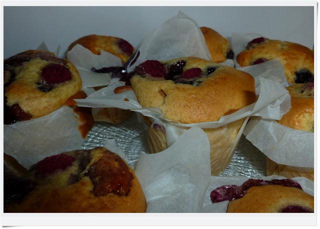 mufins de frambuesas y arándanos