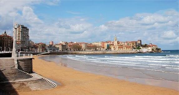 Gijon: El Mar Cantabrico y el casco historico del Barrio de Cimavilla