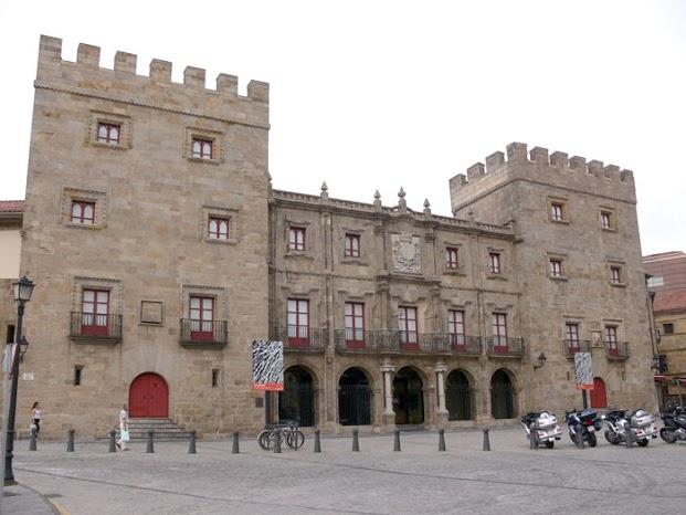 Gijon: El Mar Cantabrico y el casco historico del Barrio de Cimavilla
