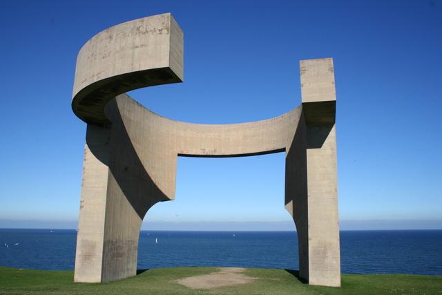 Gijon: El Mar Cantabrico y el casco historico del Barrio de Cimavilla