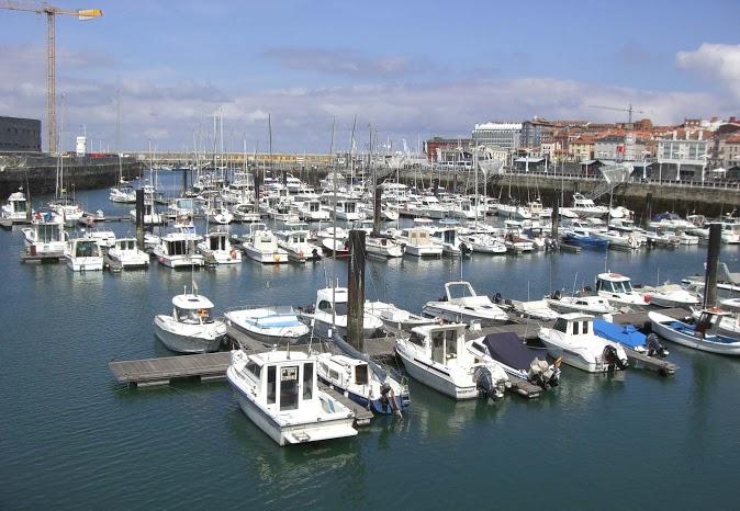 Gijon: El Mar Cantabrico y el casco historico del Barrio de Cimavilla