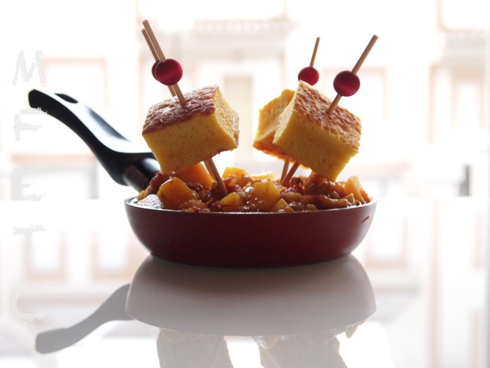 TORTILLITA DE PAN RALLADO SOBRE ALBORONÍA