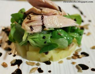 Ensalada de canónigos con ventresca y pipas sobre lecho de manzana Ensalada de canónigos con ventresca y pipas sobre lecho de manzana