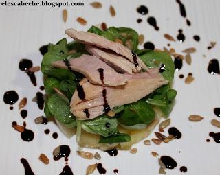 Ensalada de canónigos con ventresca y pipas sobre lecho de manzana