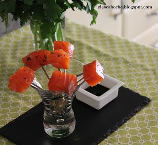 Salmón adobado con sal, azúcar y hierbas