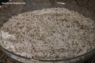 Salmón adobado con sal, azúcar y hierbas