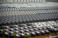 Unos vehículos de fabricación china, aparcados el 8 de mayo de 2013 cerca de un puerto en el río Yangtze en Wuhan