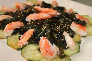 Ensalada de wakame, pepino y cangrejo