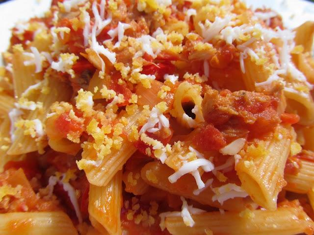 Macarrones con tomate y atún