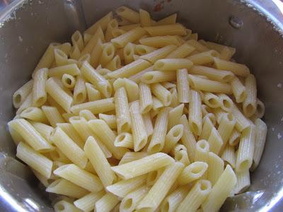 Macarrones con tomate y atún