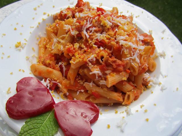 Macarrones con tomate y atún