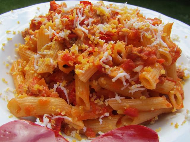 Macarrones con tomate y atún
