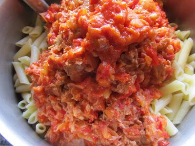 Macarrones con tomate y atún