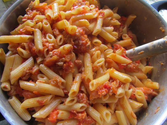 Macarrones con tomate y atún