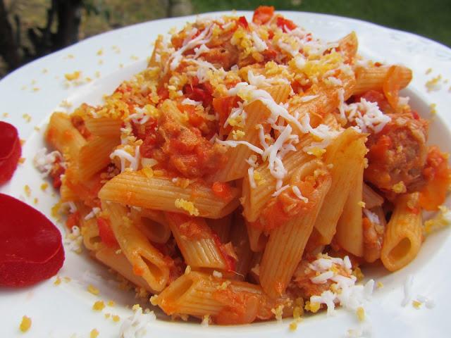 Macarrones con tomate y atún