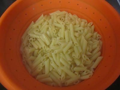 Macarrones con tomate y atún