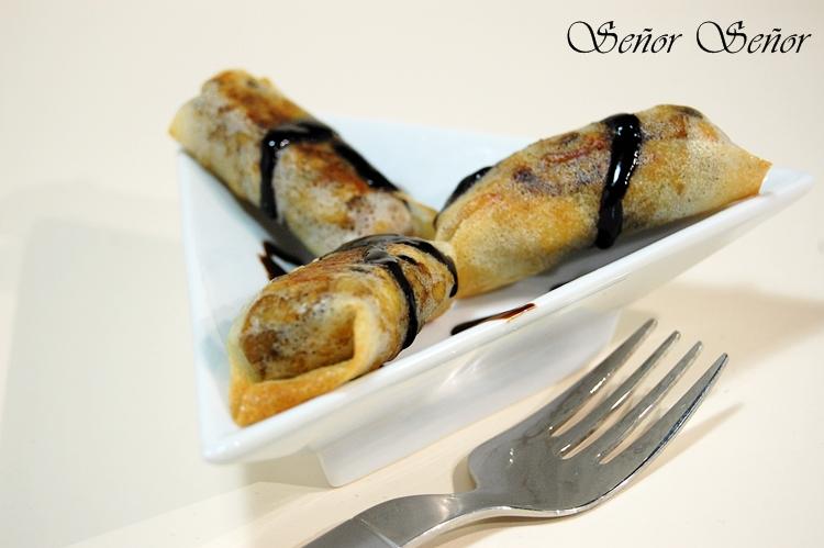 Rollitos de pasta brick rellenos de pollo y champiñones con crema de vinagre de Módena