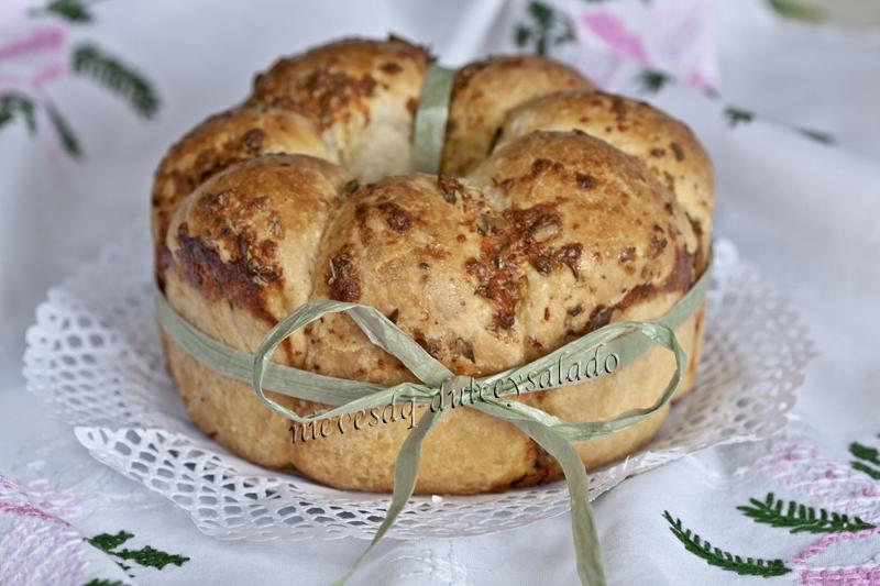 PAN DE AJO Y PARMESANO CON FORMA DE ANILLO