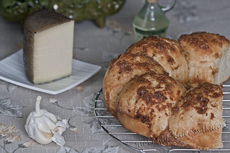 PAN DE AJO Y PARMESANO CON FORMA DE ANILLO