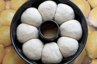 PAN DE AJO Y PARMESANO CON FORMA DE ANILLO