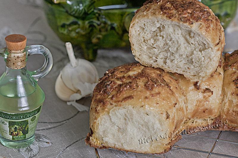 PAN DE AJO Y PARMESANO CON FORMA DE ANILLO