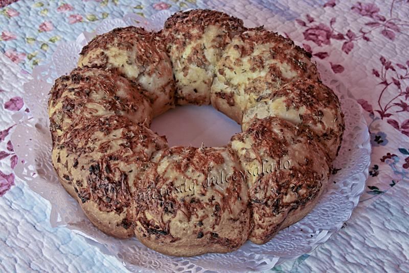 PAN DE AJO Y PARMESANO CON FORMA DE ANILLO