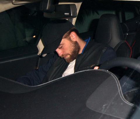 Robert Pattinson casi se queda dormido en su carro