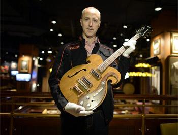 Extraña guitarra de The Beatles sale a subasta en Nueva York