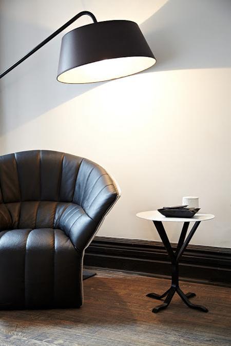 ¿Una vivienda con exceso de negro? sillón negro egg arne jacobsen librería asimétrica decoración diseño escandinavo nórdico decoración oscura siniestra decoración muebles de diseño clásicos decoración en negro decoración diseño de interiores nórdico decoración cuarto de baño nórdico blanco decoración casas canadá toronto cocinas negras decoración blog decoración nórdica