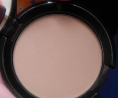 Paese: Base fluida, polvos transparentes y labial (impresiones, swatches, look).