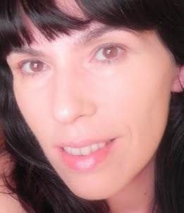 Paese: Base fluida, polvos transparentes y labial (impresiones, swatches, look).