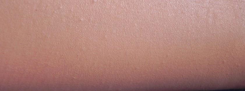 Paese: Base fluida, polvos transparentes y labial (impresiones, swatches, look).