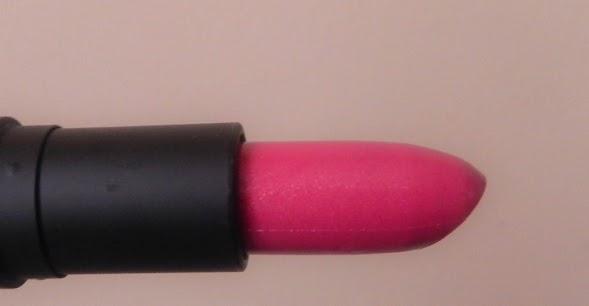 Paese: Base fluida, polvos transparentes y labial (impresiones, swatches, look).